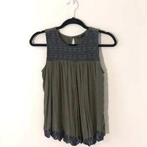 Round Neck Sleeveless Blouse